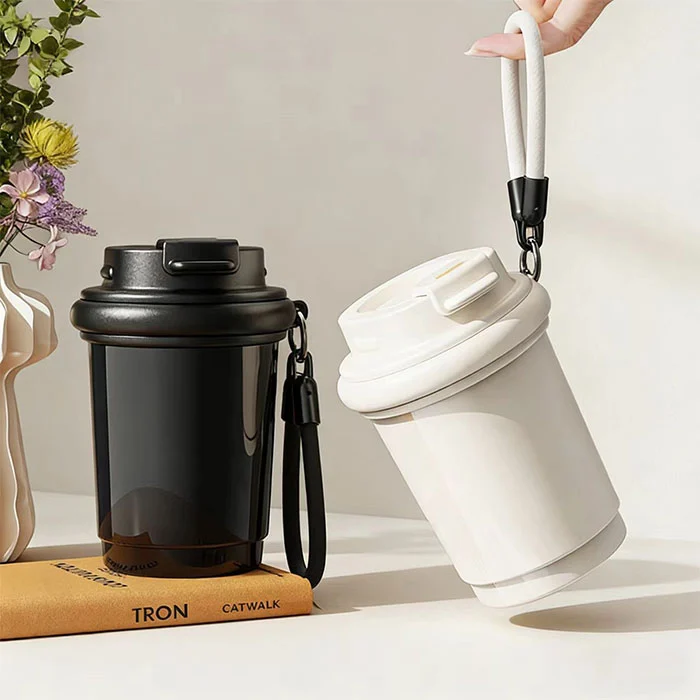 Izolowany kubek utrzymuje zimno